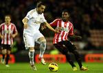 Spillertrup. Swansea City's Chico Flores (tv.) i nærkamp med Sunderland's Stephane Sessegnon. 