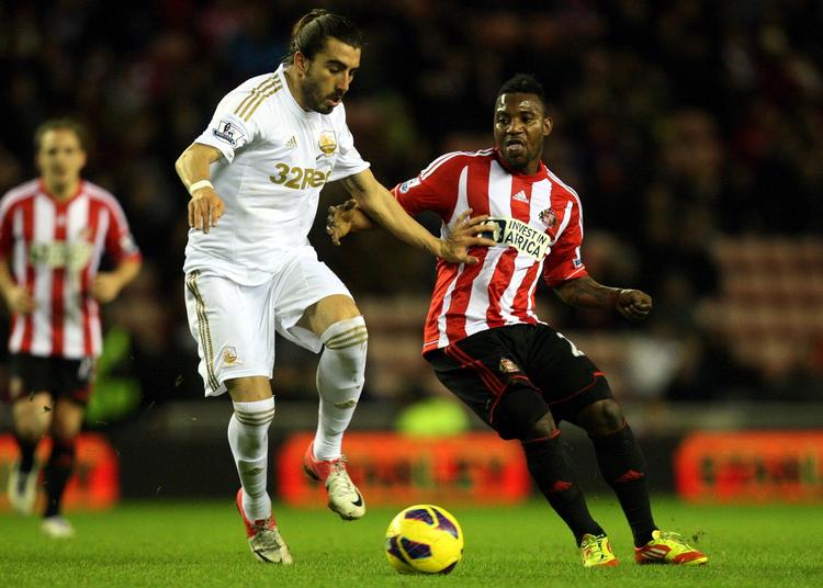Spillertrup. Swansea City's Chico Flores (tv.) i nærkamp med Sunderland's Stephane Sessegnon. 