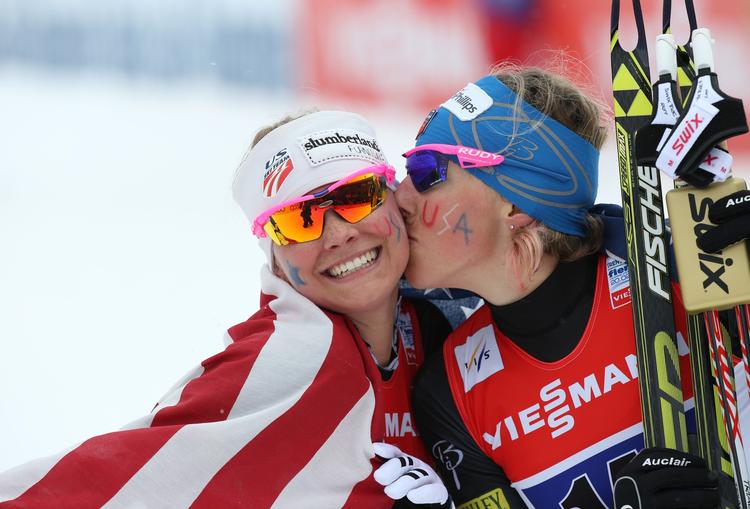 verdensmestre. Trods en knækket skistav blev Jessica Diggins (tv.) og Kikkan Randall verdensmestre i holdsprint. 