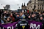 Demonstration. En lille gruppe  anti-muslimer demonstrerede i går i København i forsvar for jøderne. Det fik aktivister fra den yderste venstrefløj på gaden i protest på, hvad de kalder »racister«. Demonstrationen førte til mere end 30 anholdelser. 