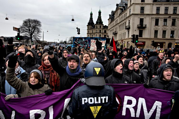 Demonstration. En lille gruppe  anti-muslimer demonstrerede i går i København i forsvar for jøderne. Det fik aktivister fra den yderste venstrefløj på gaden i protest på, hvad de kalder »racister«. Demonstrationen førte til mere end 30 anholdelser. 