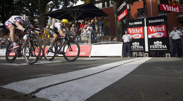 Aflyst. Snevejr forhindrede en spurtduel mellem Mark Cavendish og Andre Greipel som her under Tour de France. 