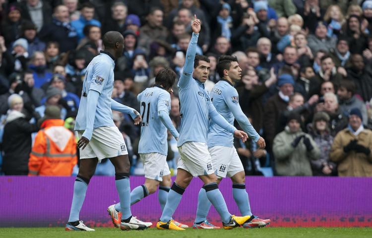 2-0. Indskiftede Carlos Tevez afgjorde topkampen mod Chelsea. 