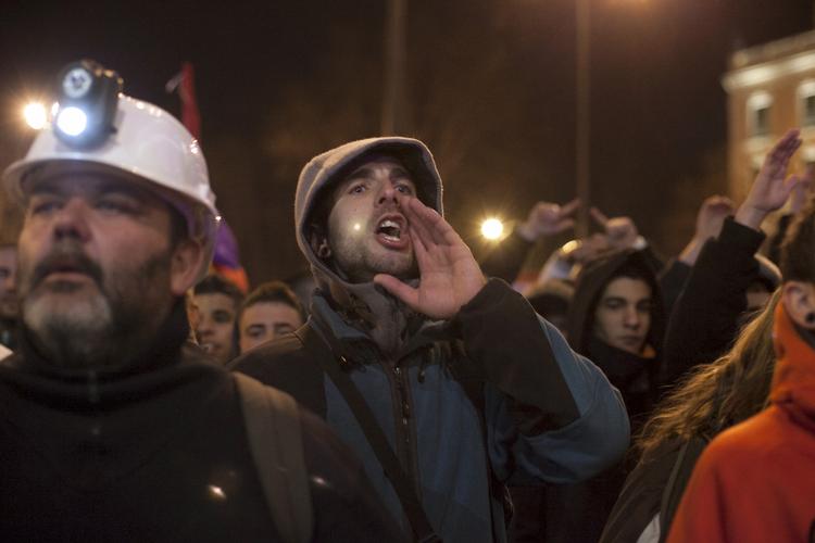 Buh. Demonstranter i Madrid råbte slagord mod regeringen i går. 