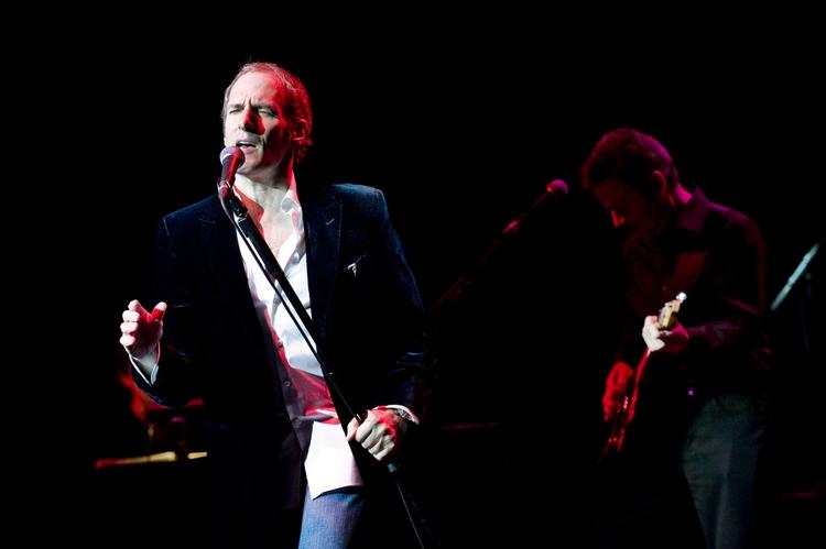 soulstemme. Michael Bolton har smidt heavy metal-krøllerne til fordel for en tidssvarende korthårsklip. 