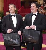 SHH. Her ses en af dette års vogtere af Oscar-stemmerne, Rick Rosas, sammen med den tidligere stemmevogter Greg Garrison ved det 76. Oscar-show i 2004. 