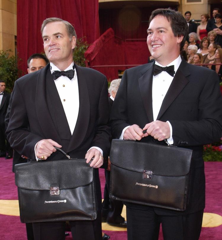 SHH. Her ses en af dette års vogtere af Oscar-stemmerne, Rick Rosas, sammen med den tidligere stemmevogter Greg Garrison ved det 76. Oscar-show i 2004. 
