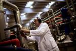 Industriudvikling. Procesoperatør Leif Steffensen har været 12 år hos Novozymes. Det manuelle fabriksarbejde er trådt mere og mere i baggrunden i forhold  til teknisk kunnen og overblik i den tid. 