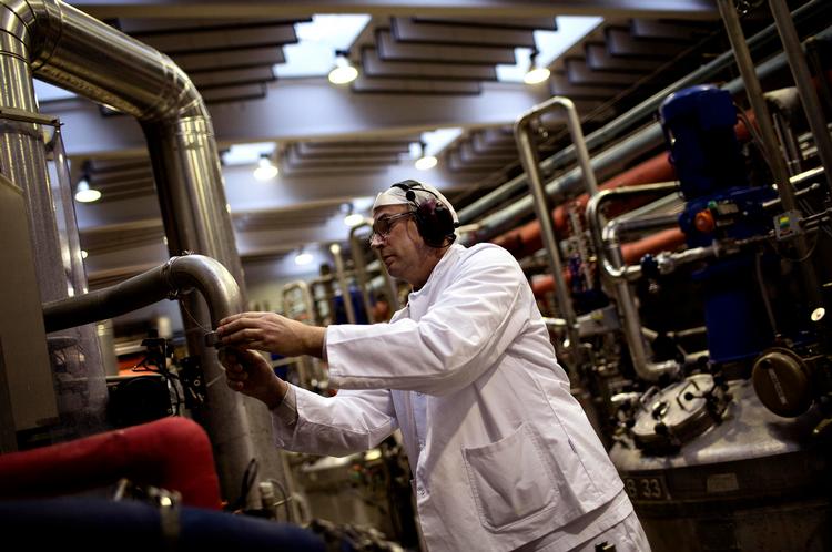 Industriudvikling. Procesoperatør Leif Steffensen har været 12 år hos Novozymes. Det manuelle fabriksarbejde er trådt mere og mere i baggrunden i forhold  til teknisk kunnen og overblik i den tid. 