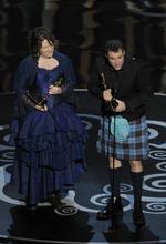 Mark Andrews (th) og Brenda Chapman modtog for 'Brave' i kategorien Bedste animerede film. 