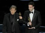 Andy Nelson (tv) og Mark Paterson tager imod en Oscar for Bedste lydmiks for 'Les Miserables'. 