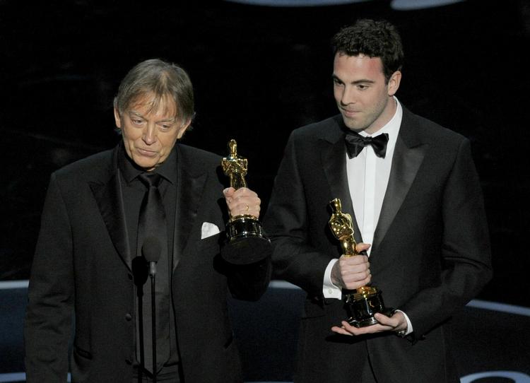 Andy Nelson (tv) og Mark Paterson tager imod en Oscar for Bedste lydmiks for 'Les Miserables'. 