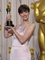 Anne Hathaway med Oscarstatuetten for bedste kvindelige birolle for musicalfilmen 'Les Misérables'. 