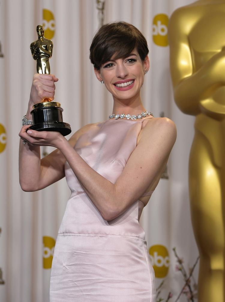 Anne Hathaway med Oscarstatuetten for bedste kvindelige birolle for musicalfilmen 'Les Misérables'. 