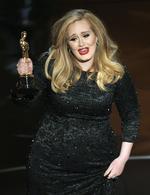 Sangerinden Adele fik en Oscar for bedste filmsang for 'Skyfall'. Og så fik hun formentlig charmeret sig til yderligere et par millioner nye fans med u-selvhøjtidelige optræden under showet. 