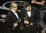 Jack Nicholson overrækker hovedprisen, Oscaren for bedste film, til Ben Affleck, der både har instrueret og spiller en hovedrolle i filmen. Selve afsløringen af, hvem der vandt, stod Michelle Obama for. 