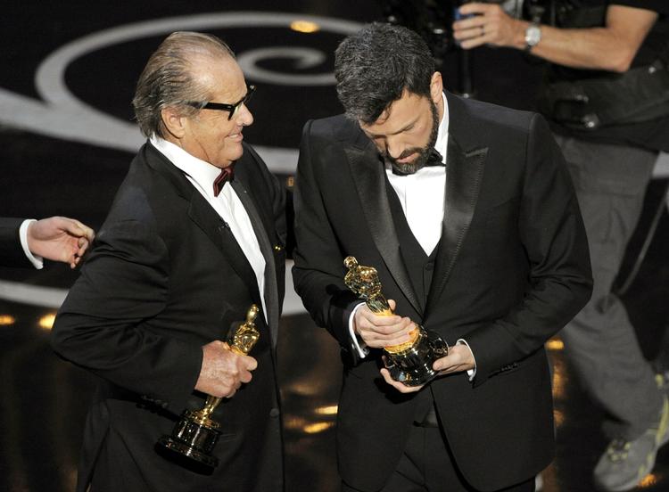 Jack Nicholson overrækker hovedprisen, Oscaren for bedste film, til Ben Affleck, der både har instrueret og spiller en hovedrolle i filmen. Selve afsløringen af, hvem der vandt, stod Michelle Obama for. 