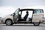 åben. I tv-reklamerne kan man springe lige igennem en Ford B-Max, men i virkeligheden sætter forsæderne en begrænsning for fornemmelsen af total åbenhed.