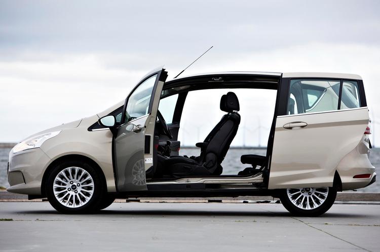 åben. I tv-reklamerne kan man springe lige igennem en Ford B-Max, men i virkeligheden sætter forsæderne en begrænsning for fornemmelsen af total åbenhed.