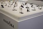 Fyret. Smykkekæden Pandora har fået sindene i kog i guldmedebranchen ved at afskedige 25 procent af deres forhandlere. 