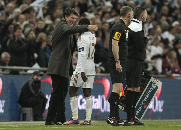 Hattrick-jagt: Nathan Dyer havde allerede scoret to gange i kampen mod Bradford og kunne med endnu en scoring på straffesparket i 59. minut have scoret hattrick som den første spiller nogen sinde i en Liga Cup-finale. 