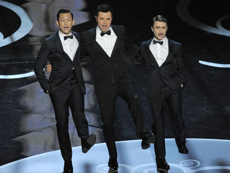 Munter. Oscar-vært Seth MacFarlane (i midten) danser med skuespillerne Joseph Gordon-Levitt (til venstre) og Daniel Radcliffe. 