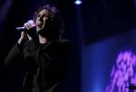 Cover. Josh Groban går Celine Dion i bedene. Dion har tidligere udgivet en version af Tim Christensen 'Right Next to the Right One', og nu har Josh Groban kastet sin kærlighed på sangen 'Hollow Talk', som mange vil kende som titelmelodien fra tv-serien 'Broen'. 