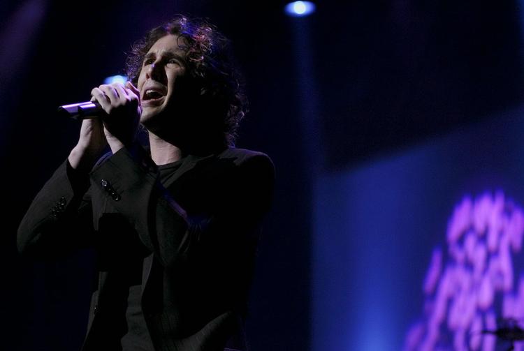 Cover. Josh Groban går Celine Dion i bedene. Dion har tidligere udgivet en version af Tim Christensen 'Right Next to the Right One', og nu har Josh Groban kastet sin kærlighed på sangen 'Hollow Talk', som mange vil kende som titelmelodien fra tv-serien 'Broen'. 