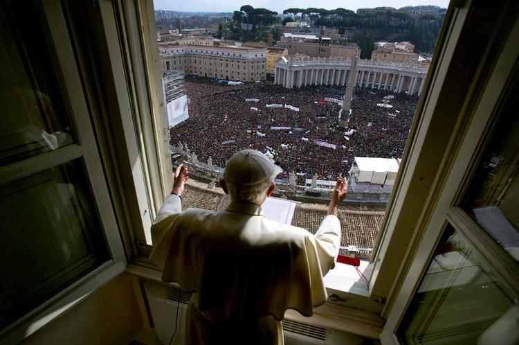 Farvel. Der var tusindvis af tilskuere på Peterspladsen i Vatikanet i går, da pave Benedikt XVI holdt sin sidste søndagsprædiken. 