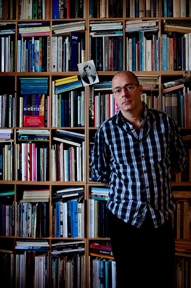 Nysproglig. Hatten af for Niels Franks evne til at skabe et nyt sprog. 