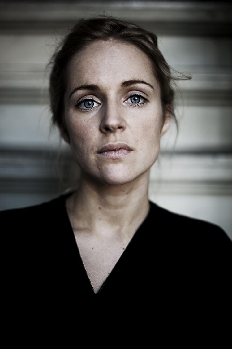 Sangfugl. Agnes Obel udgav debuten 'Philharmonics' i 2010. Pladen gav hende øjeblikkelig succes. 