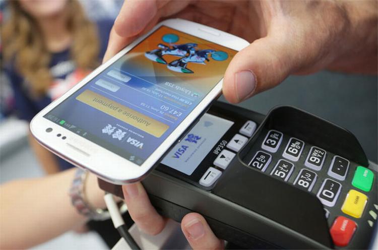 //Billedtekst: Betaling med smartphonen tager åbenbart sin tid at implementere. Men nu vil Samsung sætte skub i tingene sammen med kreditkort-giganten Visa (Foto: Visa) 