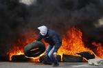 Demo. Protesterne blev synlige på Vestbredden i går efter begravelsen af en 30-årig palæstinenser. 