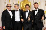 Patriotisme. Prisen for bedste film er egentlig mere en pris til producenterne end til instruktøren. Her står de to, George Clooney og Grant Heslov,  flankeret af Jack Nicholson, der overrakte statuetterne, og Ben Affleck. 