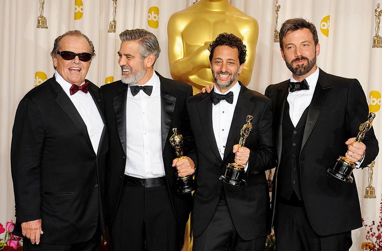 Patriotisme. Prisen for bedste film er egentlig mere en pris til producenterne end til instruktøren. Her står de to, George Clooney og Grant Heslov,  flankeret af Jack Nicholson, der overrakte statuetterne, og Ben Affleck. 