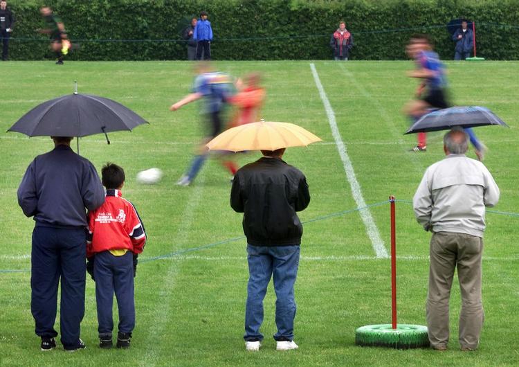 Strejketrussel. Et uopfyldt krav om 218 kr. pr. kamp kan betyde dommerstrejke i dansk seriefodbold efter 1. april. 