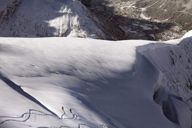 Offpiste. Skiløbere på vej fra toppen i Les Grands Montets mod den berømte offpiste 'pas de chevre', gedestien. I bunden af dalen kan man se byen Chamonix i 1000 meters højde. 
