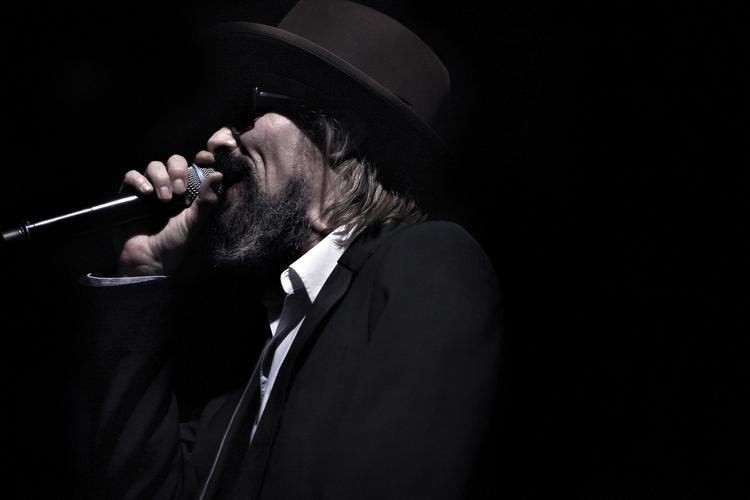 Turné. Sort Sol starter deres tour d. 12 april. I samme måned får man mulighed for at lytte til deres nye single 'Whip Angeles'. 