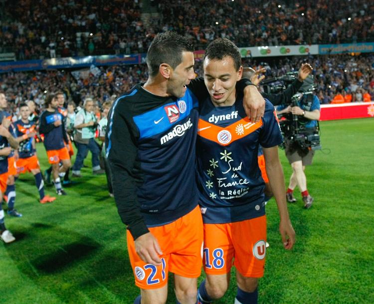 stemningsskifte. Da alt var godt humør og uden konflikter: Montpellier har vundet over Lille og er på vej mod et overraskende fransk mesterskab.  Cyril Jeunechamp (tv) med et kærligt kram til en holdkammerat. 
