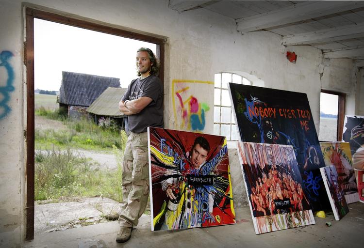 KUNST. Kristian von Hornsleth er uddannet arkitekt fra Det Kongelige Danske Kunstakademi i 1994. I 2006 lavede han det omdiskuterede 'The Hornsleth Village Project', hvor han fik landsbyboere i Uganda til at tage navneforandring til Hornsleth til gengæld for husdyr. Arkivfoto 