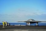 ROBOTFLY. Amerikanerne testkører X-47B ombord på et hangarskib. 
