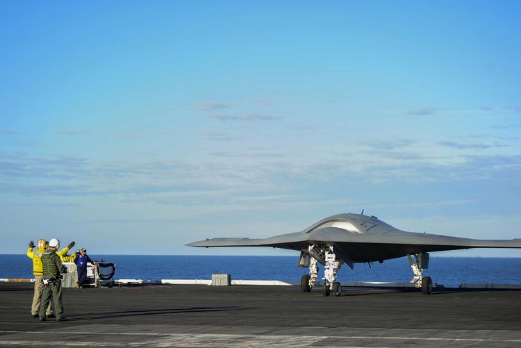 ROBOTFLY. Amerikanerne testkører X-47B ombord på et hangarskib. 
