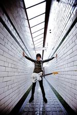 Vred. Johnny Marr er stadig, som 49-årig, en gudbenådet guitarist. Desværre følger hans evner som sangskriver ikke med.