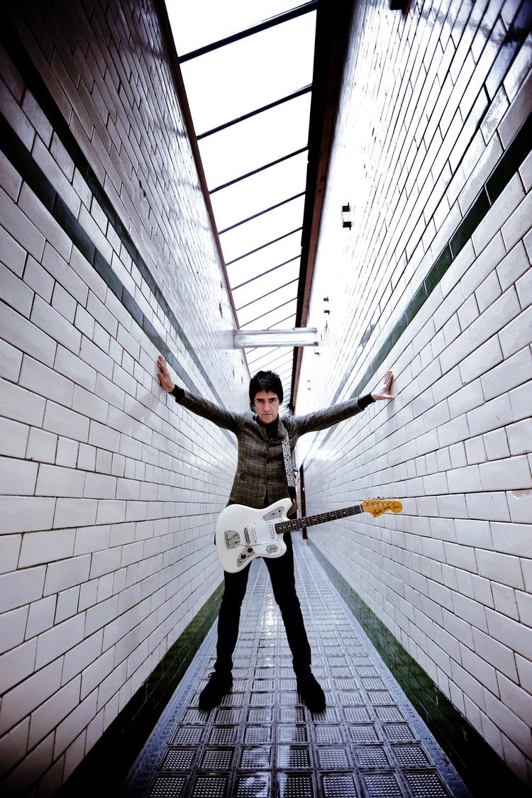 Vred. Johnny Marr er stadig, som 49-årig, en gudbenådet guitarist. Desværre følger hans evner som sangskriver ikke med.