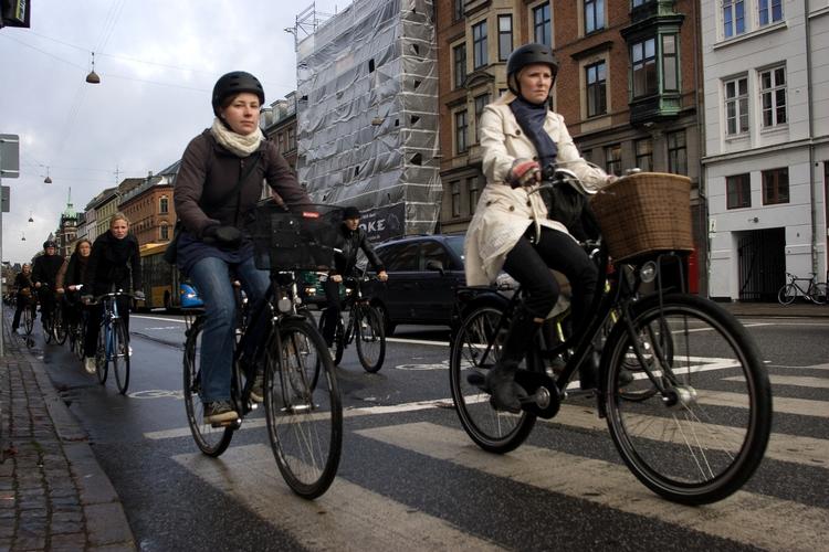 Vejrmodstand. Cyklisterne skal ikke kun kæmpe med dårligt vejr om vinteren. Den kolde, tørre luft er også med til at sætte tempoet. 