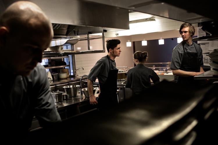 Umami. Ifølge restaurantejeren Jesper Boelskifte, er tiden ikke længere til, at »det kun er de store trompeter, der skal spille«. Derfor ændrer hans restaurant Umami nu koncept. 