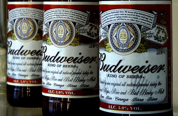 FEM? En retssag skal afgøre, om det er rigtigt, at Budweiser-øllene kun indeholder 4 procent alkohol, selv om der står 5 procent på etiketten. 