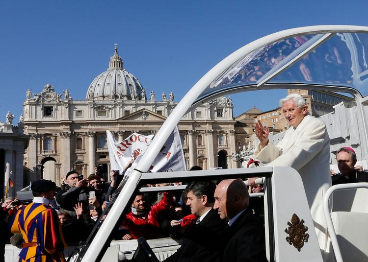 SLUT. Pave Benedikt XVI har holdt sin sidste tale for tilhørerne på Peterspladsen i Rom. 