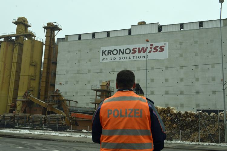 Tre meldes dræbt og omkring syv meldes sårede efter at en person åbnede ild på en træfabrik i en by i det centrale Schweiz. 