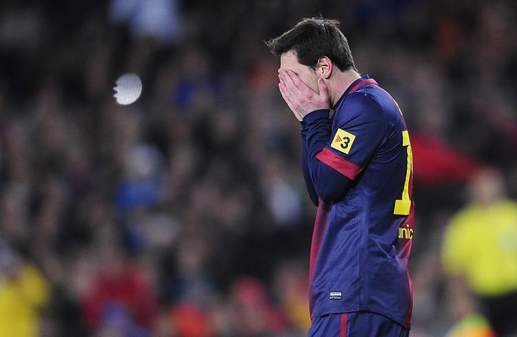 syg. Barcelonas målkonge Lionel Messi - her efter nederlaget i aftes til Real Madrid i semifinalen i Copa del Rey - har lagt sig med feber. 